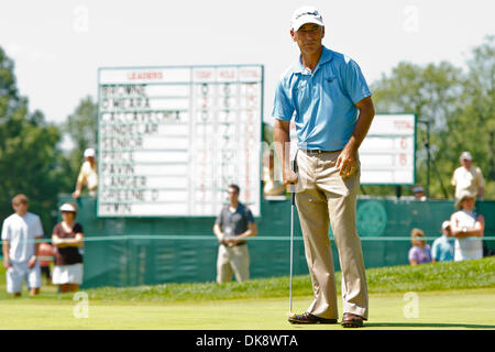 31. Juli 2011 - Toledo, Ohio, USA - Uhren Corey Pavin seinen Putt, das Loch am 12. grün bei der Endrunde des Spiels des 2011 U.S. Senior Open Championship Golfturniers spielte im Inverness Club in Toledo Ohio Rollen.  Pavin fertig gebunden um den siebten Platz mit einem 8-unter 276. (Kredit-Bild: © Scott Grau/Southcreek Global/ZUMAPRESS.com) Stockfoto