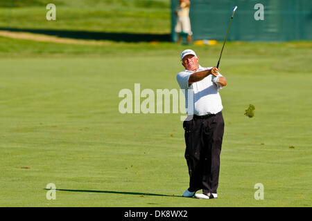 31. Juli 2011 - Uhren Toledo, Ohio, USA - Peter Senior, von Australien, sein Schuss vom Fairway auf das 18. Loch in der letzten Runde des Spiels des 2011 U.S. Senior Open Championship Golfturniers spielte im Inverness Club in Toledo Ohio.  Senior beendete auf dem sechsten Platz mit einer 9-unter 275. (Kredit-Bild: © Scott Grau/Southcreek Global/ZUMAPRESS.com) Stockfoto