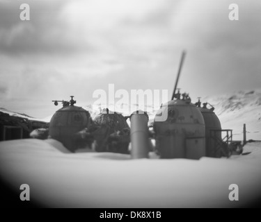 Antarktis, Deception Island, verschwommene Farbbild rosten Kessel auf verlassene Walfangstation Whalers Cove im Schnee Stockfoto