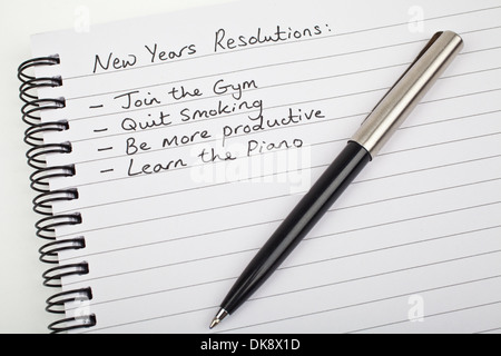 New Years Resolutionen geschrieben auf einem Notizblock. Stockfoto