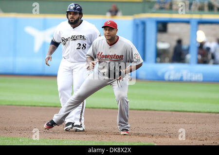 31. Juli 2011 - Milwaukee, Wisconsin, USA - Houston Astros erster Basisspieler hält Carlos Lee #45 auf Milwaukee Brewers Läufer Prinz Fielder #28. Die Milwaukee Brewers gegen die Houston Astros 5-4 im Miller Park in Milwaukee. (Kredit-Bild: © John Fisher/Southcreek Global/ZUMAPRESS.com) Stockfoto