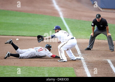 31. Juli 2011 - Tauchgänge Milwaukee, Wisconsin, USA - Houston Astros linker Feldspieler Jason Bourgeois #11 zurück zur ersten Base während Milwaukee Brewers erster Basisspieler Prinz Fielder #28 der Tag gilt. Die Milwaukee Brewers gegen die Houston Astros 5-4 im Miller Park in Milwaukee. (Kredit-Bild: © John Fisher/Southcreek Global/ZUMAPRESS.com) Stockfoto
