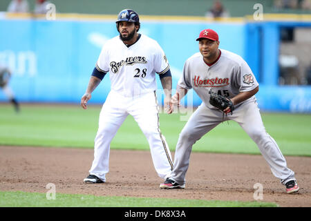 31. Juli 2011 - Milwaukee, Wisconsin, USA - Houston Astros erster Basisspieler hält Carlos Lee #45 auf Milwaukee Brewers Läufer Prinz Fielder #28. Die Milwaukee Brewers gegen die Houston Astros 5-4 im Miller Park in Milwaukee. (Kredit-Bild: © John Fisher/Southcreek Global/ZUMAPRESS.com) Stockfoto