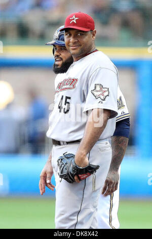31. Juli 2011 - Milwaukee, Wisconsin, USA - Houston Astros linker Feldspieler Carlos Lee #45 und Milwaukee Brewers Läufer Prinz Fielder #28 teilen einen Lachen in das Spiel. Die Milwaukee Brewers gegen die Houston Astros 5-4 im Miller Park in Milwaukee. (Kredit-Bild: © John Fisher/Southcreek Global/ZUMAPRESS.com) Stockfoto