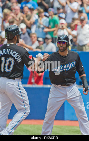 31. Juli 2011 feiert - Toronto, Ontario, Kanada - Toronto Blue Jays dritten Basisspieler Jose Bautista (19) mit Toronto Blue Jays erster Basisspieler, Edwin Encarnacion (10) nach seinem Tor im ersten Inning gegen die Texas Rangers ausgeführt wird. Die Toronto Blue Jays besiegte die Texas Rangers 7 - 3 im Rogers Centre, Toronto Ontario. (Kredit-Bild: © Keith Hamilton/Southcreek Global/ZUMAPRESS Stockfoto