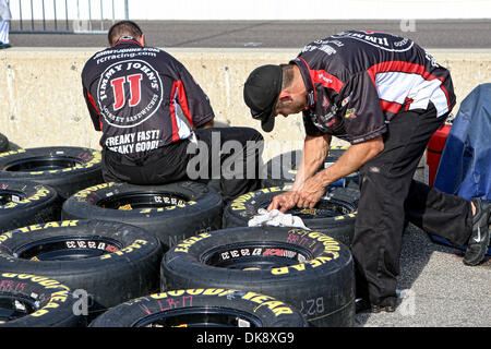 31. Juli 2011 - Indianapolis, Indiana, USA - Crew-Mitglieder von Nextel Cup-Fahrer Kevin Harvick (#29 Jimmy Johns Chevorlet) bereiten Sie Reifen vor dem Start des Sprint Cup Brickyard 400 auf dem Indianapolis Motor Speedway in Indianapolis, Indiana. (Kredit-Bild: © Scott Kane/Southcreek Global/ZUMAPRESS.com) Stockfoto