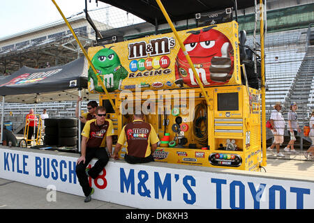 31. Juli 2011 - Indianapolis, Indiana, USA - der Boxencrew von Sprint Cup Series Treiber Kyle Busch (#18 M & M' Toyota) vor Beginn der das Brickyard 400 Sprint Cup Rennen auf dem Indianapolis Motor Speedway in Indianapolis, Indiana. (Kredit-Bild: © Scott Kane/Southcreek Global/ZUMAPRESS.com) Stockfoto