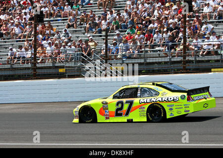 31. Juli 2011 - Indianapolis, Indiana, USA - Sprint-Cup-Serie Treiber Paul Menard (#27, Menards Chevorlet) während das Brickyard 400 Sprint Cup Rennen auf dem Indianapolis Motor Speedway in Indianapolis, Indiana. (Kredit-Bild: © Scott Kane/Southcreek Global/ZUMAPRESS.com) Stockfoto