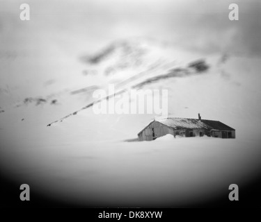 Antarktis, Deception Island, verschwommene Farbbild des verlassenen Holzgebäude Whalers Cove Stockfoto