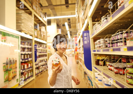 Einkaufen im Supermarkt Stockfoto