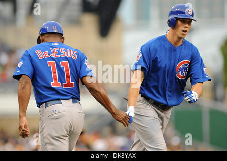 2. August 2011 - nehmen PENNSYLVANNIA, Pittsburgh, USA - Chicago Cubs Recht Fielder, die Tyler Colvin (21) gratulierte ist, wie er die Grundlagen runden, nachdem sein Solo Homer im zweiten Inning erschossen von Chicago Cubs dritten Base Coach Ivan De Jesus (11) als die Pittsburgh Pirates auf der Chicago Cubs im PNC Park in Pittsburgh, PA... Cubs besiegt die Piraten 11-6. (Kredit-Bild: © Dean Beattie/Southcre Stockfoto