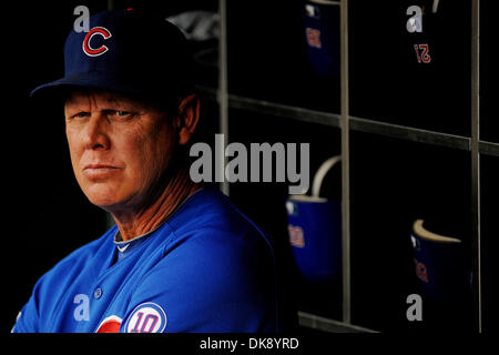 3. August 2011 - nehmen PENNSYLVANNIA, Pittsburgh, USA - Chicago Cubs Manager sitzt Mike Quade (8) auf der Trainerbank vor Beginn des Spiels als die Pittsburgh Pirates auf der Chicago Cubs im PNC Park in Pittsburgh, PA... Cubs besiegt die Piraten 1: 0. (Kredit-Bild: © Dean Beattie/Southcreek Global/ZUMAPRESS.com) Stockfoto