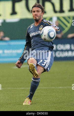 3. August 2011 - Portland, Oregon, Vereinigte Staaten von Amerika - Los Angeles Galaxy Mittelfeldspieler David Beckham (23) kickt den Ball während der ersten Hälfte des Spiels gegen die Portland Timbers bei Jeld-Wen Field. (Kredit-Bild: © Mike Albright/Southcreek Global/ZUMAPRESS.com) Stockfoto