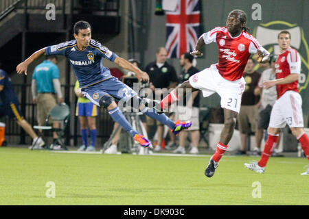 3. August 2011 - Portland, Oregon, Vereinigte Staaten von Amerika - Los Angeles Galaxy Mittelfeldspieler Miguel Lopez (25) kickt den Ball vorbei an Portland Timbers Mittelfeldspieler Diego Chara (21) während der zweiten Hälfte Wiedergabe bei Jeld-Wen Field. (Kredit-Bild: © Mike Albright/Southcreek Global/ZUMAPRESS.com) Stockfoto