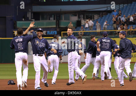 4. August 2011 - St. Petersburg, Florida, USA - Tampa Bay Rays Spieler feiern nach Bekämpfung der Toronto Blue Jays während des Spiels im Tropicana Field. Die Strahlen schlagen die Blue Jays 7-6. (Kredit-Bild: © Lukas Johnson/Southcreek Global/ZUMApress.com) Stockfoto