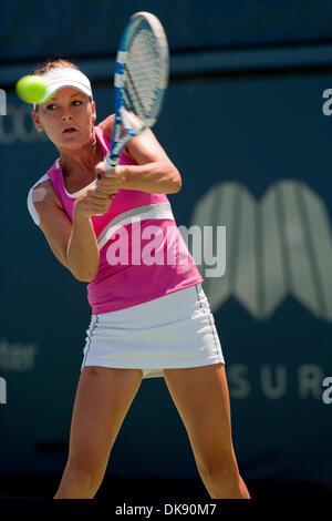 5. August 2011 kehrt - San Diego, Kalifornien, USA - AGNIESZKA RADWANSKA einen Ball in einen Punkt gegen Gegner D. Hantuchova in der Merkur Versicherung WTA-Tennis-Turnier im La Costa Spa and Resort statt. Radwanska gewann die Frauen Viertel Finale 0-6 6-4 6-4.  (Kredit-Bild: © Wally Nell/ZUMAPRESS.com) Stockfoto