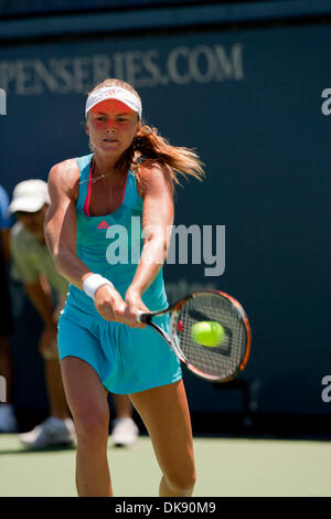 5. August 2011 kehrt - San Diego, Kalifornien, USA - DANIELA HANTUCHOVA einen Ball in einen Punkt gegen Gegner, dass A. Radwanska in der Merkur Versicherung WTA-Tennis-Turnier im La Costa Spa and Resort statt. Radwanska gewann die Frauen Viertel Finale 0-6 6-4 6-4.  (Kredit-Bild: © Wally Nell/ZUMAPRESS.com) Stockfoto