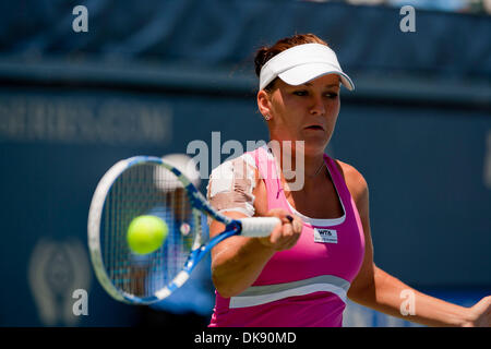 5. August 2011 kehrt - San Diego, Kalifornien, USA - AGNIESZKA RADWANSKA einen Ball in einen Punkt gegen Gegner D. Hantuchova in der Merkur Versicherung WTA-Tennis-Turnier im La Costa Spa and Resort statt. Radwanska gewann die Frauen Viertel Finale 0-6 6-4 6-4.  (Kredit-Bild: © Wally Nell/ZUMAPRESS.com) Stockfoto