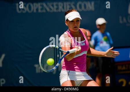 5. August 2011 kehrt - San Diego, Kalifornien, USA - AGNIESZKA RADWANSKA einen Ball in einen Punkt gegen Gegner D. Hantuchova in der Merkur Versicherung WTA-Tennis-Turnier im La Costa Spa and Resort statt. Radwanska gewann die Frauen Viertel Finale 0-6 6-4 6-4.  (Kredit-Bild: © Wally Nell/ZUMAPRESS.com) Stockfoto