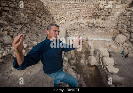 (131204)--JERUSALEM, 4. Dezember 2013 (Xinhua)--Israel Antiquities Authority Archäologe Dr. Doron Ben Ami stellt die Überreste eines Gebäudes aus der Zeit der Hasmonäer in archäologischen Ausgrabungen in der Stadt Davids in Jerusalem, am 3. Dezember 2013. In den letzten Monaten wurden Reste von einem beeindruckenden Gebäude aus der Zeit der Hasmonäer (2. Jahrhundert v. Chr.) in Ausgrabungen, die Israel Antiquities Authority auf dem Giv'ati Parkplatz, befindet sich in der Stadt Davids in den Wänden rund um Jerusalem National Park Regie wurde ausgegraben. Das Gebäude ist vier Meter hoch und bedeckt eine Fläche von 64 qm mir Stockfoto