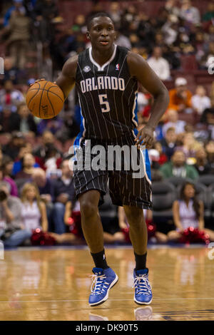 Philadelphia, Pennsylvania, USA. 3. Dezember 2013. Orlando Magic shooting guard Victor Oladipo (5) in Aktion während der NBA-Spiel zwischen den Orlando Magic und die Philadelphia 76ers im Wells Fargo Center in Philadelphia, Pennsylvania. (Christopher Szagola/Cal Sport Media) Bildnachweis: Csm/Alamy Live-Nachrichten Stockfoto