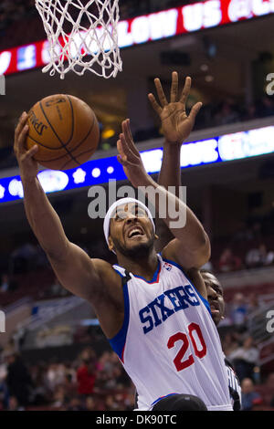 Philadelphia, Pennsylvania, USA. 3. Dezember 2013. Philadelphia 76ers Power-forward steigt Brandon Davies (20) für die Aufnahme in das NBA-Spiel zwischen den Orlando Magic und die Philadelphia 76ers im Wells Fargo Center in Philadelphia, Pennsylvania. (Christopher Szagola/Cal Sport Media) Bildnachweis: Csm/Alamy Live-Nachrichten Stockfoto