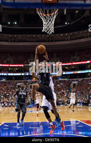 Philadelphia, Pennsylvania, USA. 3. Dezember 2013. Orlando Magic shooting Guard Arron Afflalo (4) steigt für die Aufnahme in das NBA-Spiel zwischen den Orlando Magic und die Philadelphia 76ers im Wells Fargo Center in Philadelphia, Pennsylvania. (Christopher Szagola/Cal Sport Media) Bildnachweis: Csm/Alamy Live-Nachrichten Stockfoto