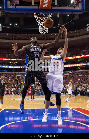 Philadelphia, Pennsylvania, USA. 3. Dezember 2013. Orlando Magic Power-forward geht Jason Maxiell (54) nach dem Abprall mit Philadelphia 76ers Center Spencer Hawes (00) während der NBA-Spiel zwischen den Orlando Magic und die Philadelphia 76ers im Wells Fargo Center in Philadelphia, Pennsylvania. (Christopher Szagola/Cal Sport Media) Bildnachweis: Csm/Alamy Live-Nachrichten Stockfoto