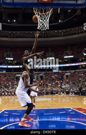 Philadelphia, Pennsylvania, USA. 3. Dezember 2013. Orlando Magic Power Forwards Andrew Nicholson (44) schießt den Ball über Philadelphia 76ers Power Forwards Thaddeus Young (21) während der NBA-Spiel zwischen den Orlando Magic und die Philadelphia 76ers im Wells Fargo Center in Philadelphia, Pennsylvania. (Christopher Szagola/Cal Sport Media) Bildnachweis: Csm/Alamy Live-Nachrichten Stockfoto