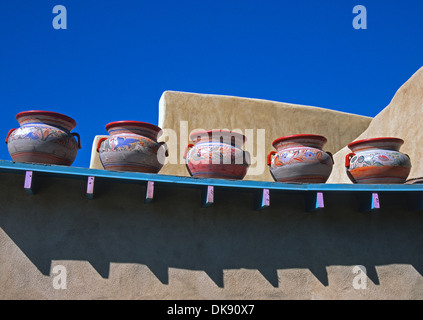 Dekorative Keramik Gläser an Wand in Taos, New Mexiko angezeigt. Stockfoto