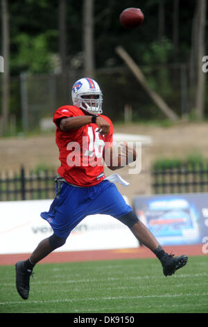 5. August 2011 - wirft Rochester, New York, USA - Buffalo Bills Quarterback/Wide Receiver Brad Smith (16) auf der Flucht während des Trainingslagers am St. John Fisher in Rochester, NY. (Kredit-Bild: © Michael Johnson/Southcreek Global/ZUMAPRESS.com) Stockfoto