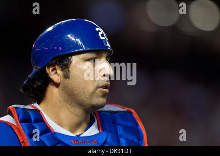 5. August 2011 - Phoenix, Arizona, USA - Los Angeles Dodgers Catcher Rod Barajas (28) geht zurück auf die Trainerbank in einem Spiel gegen die Arizona Diamondbacks. Die Diamondbacks und Dodgers quadriert weg in das erste Spiel der Dreierreihe im Chase Field in Phoenix, Arizona. (Kredit-Bild: © Chris Pondy/Southcreek Global/ZUMAPRESS.com) Stockfoto