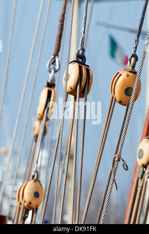 Holzklötze auf ein altes Segelboot Stockfoto