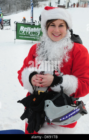 19. Dezember - Skifahren und Reiten Weihnachtsmänner für wohltätige Zwecke am Windham Berg WINDHAM. Windham Berg, Windham NY 19. Dezember 2010 Stockfoto