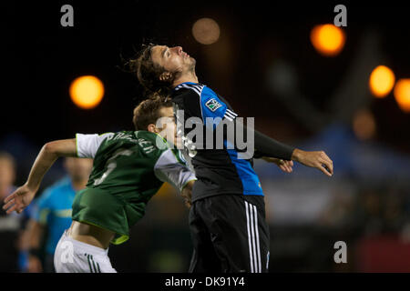 6. August 2011 - Santa Clara, Kalifornien, USA - Hölzer Verteidiger Eric Brunner (5) und Erdbeben Alan Gordon (16) nach vorn kollidieren während das MLS-Spiel zwischen den San José Earthquakes und die Portland Timbers Buck Shaw Stadium in Santa Clara, Kalifornien.  Die Teams ließ sich für ein 1: 1-Unentschieden. (Kredit-Bild: © Matt Cohen/Southcreek Global/ZUMAPRESS.com) Stockfoto