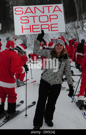 19. Dezember - Skifahren und Reiten Weihnachtsmänner für wohltätige Zwecke am Windham Berg WINDHAM. Windham Berg, Windham NY 19. Dezember 2010 Stockfoto