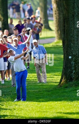 6. August 2011 - Akron, Ohio, USA - Ian Poulter Hits Runde seinen dritten Schlag aus dem Rough nach der Kollision mit eines Baumes am 13. Loch während des dritten Bridgestone Invitational im Firestone Country Club, Akron, Oh. (Kredit-Bild: © Scott Stuart/Southcreek Global/ZUMAPRESS.com) Stockfoto