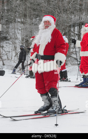 19. Dezember - Skifahren und Reiten Weihnachtsmänner für wohltätige Zwecke am Windham Berg WINDHAM. Windham Berg, Windham NY 19. Dezember 2010 Stockfoto