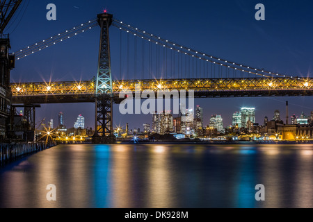 Williamsburg Bridge und die Skyline von Brooklyn angesehen vom Ufer des East River Stockfoto