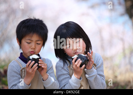 Japanische Kinder auf dem Lande Stockfoto