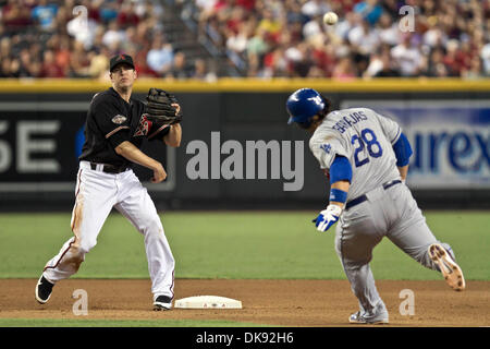 6. August 2011 - Phoenix, Arizona, USA - Arizona-Diamantmarkierungen zweiter Basisspieler Kelly Johnson (2) wirft zuerst nach machen eine andere als Los Angeles Dodgers Catcher Rod Barajas (28) Dias in zweiten Base. Die Dodgers besiegte die Diamondbacks 5-3 im zweiten Spiel der drei Spielserie im Chase Field in Phoenix, Arizona. (Kredit-Bild: © Chris Pondy/Southcreek Global/ZUMAPRESS.com Stockfoto