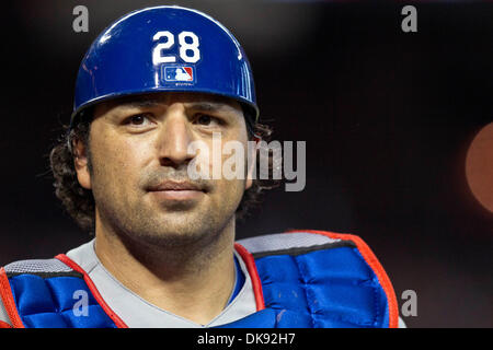 6. August 2011 - Phoenix, Arizona, USA - Los Angeles Dodgers Catcher Rod Barajas (28) fährt zurück auf der Trainerbank in einem Spiel gegen die Arizona Diamondbacks. Die Dodgers besiegte die Diamondbacks 5-3 im zweiten Spiel der drei Spielserie im Chase Field in Phoenix, Arizona. (Kredit-Bild: © Chris Pondy/Southcreek Global/ZUMAPRESS.com) Stockfoto