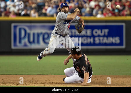 6. August 2011 - Phoenix, Arizona, USA - Los Angeles Dodgers zweiter Basisspieler Aaron Miles (6) wirft zuerst nach machen eine andere als Arizona-Diamantmarkierungen pinch Hitter Sean Burroughs (21) Dias in zweiten Base. Die Dodgers besiegte die Diamondbacks 5-3 im zweiten Spiel der drei Spielserie im Chase Field in Phoenix, Arizona. (Kredit-Bild: © Chris Pondy/Southcreek Global/ZUMAPRE Stockfoto