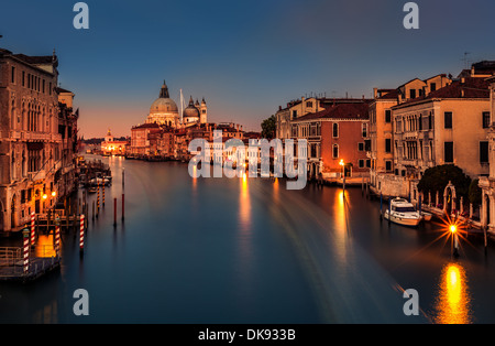 Canal Grande in Venedig in der Abenddämmerung von Ponte Accademia gesehen Stockfoto