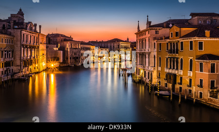 Canal Grande in Venedig in der Abenddämmerung betrachtet von Ponte Accademia. Stockfoto