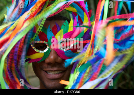 Karneval in Rio Szene Funktionen brasilianischen Mann mit bunten Maske mit Lächeln wünschen Bänder Stockfoto