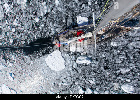 Antarktis, Blick vom Mast Segeln Yacht S/Y Sarah Vorwerk Autofahren durch Eis entlang der antarktischen Halbinsel in der Nähe von Port Lockroy Stockfoto