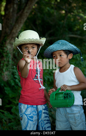 Japanische Kinder auf dem Lande Stockfoto