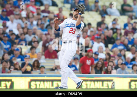 8. August 2011 - fängt Los Angeles, Kalifornien, USA - Los Angeles Dodgers dritte Baseman Casey Blake #23 eine Pop-Fliege während der Major League Baseball Spiel zwischen den Philadelphia Phillies und die Los Angeles Dodgers im Dodger Stadium. (Kredit-Bild: © Brandon Parry/Southcreek Global/ZUMAPRESS.com) Stockfoto