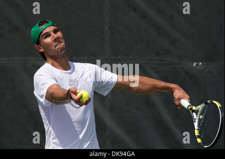 8. August 2011 - Montreal, Quebec, Kanada - 8. August 2011 - Montreal, Quebec, Kanada: Rafael Nadal (ESP) erwärmt sich vor seinem Doppel-Match am Nachmittag im Uniprix Stadium in Montreal, Quebec, Kanada. (Kredit-Bild: © Marc DesRosiers/Southcreek Global/ZUMAPRESS.com) Stockfoto